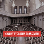 Zdjęcie widowni Auli UAM i napis "Chcemy być razem z Państwem".