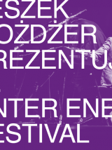 Fioletowy baner, a na nim biały napis z nazwą wydarzenia.