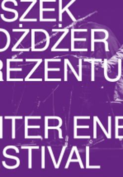 Fioletowy baner, a na nim biały napis z nazwą wydarzenia.