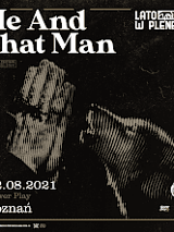 Wilk wyjący do złożonych w geście modlitwy dłoni.