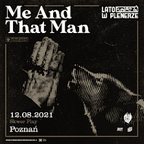 Wilk wyjący do złożonych w geście modlitwy dłoni.