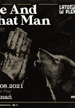 Wilk wyjący do złożonych w geście modlitwy dłoni.