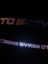 Na czarnym tle okrąd z napisu nazwy wystawy.