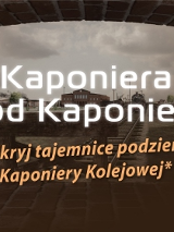Na brązowym tle napis "Kaponiera pod kaponierą. Odkryj tajemnice podziemi Kaponiery Kolejowej".