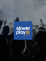 Na niebieskim tle napis "skwer play". W tle ludzie na koncercie.