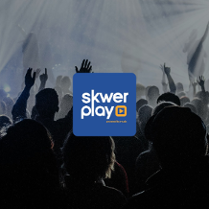 Na niebieskim tle napis "skwer play". W tle ludzie na koncercie.