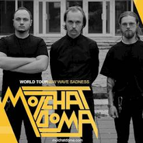 Na zdjęciu członków zespołu napis z nazwą zespołu.