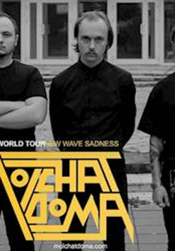 Na zdjęciu członków zespołu napis z nazwą zespołu.