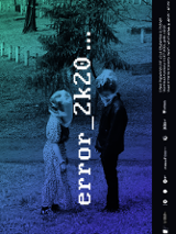 PAra stoi na przeciko siebie z workami foliowymi na głowie. Pionowo nazwa wystawy.