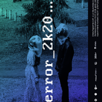 PAra stoi na przeciko siebie z workami foliowymi na głowie. Pionowo nazwa wystawy.