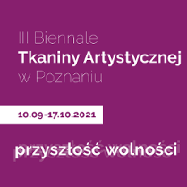 Fioletowy baner z nazwą wydarzenia.