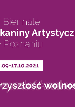 Fioletowy baner z nazwą wydarzenia.