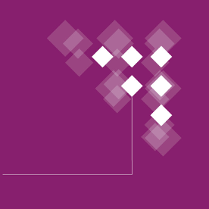 Fioletowy baner z nazwą wydarzenia.