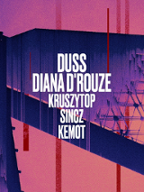 Zdjęcie fontanny na Placu Wolności i nazwy występujących DJi.