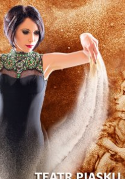 Artystka sypiąca piasek.