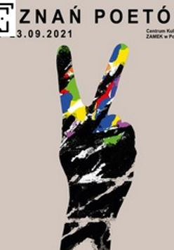Kwadratowa, beżowa grafika przedstawia czarny rysunek dłoni ułożonej w charakterystyczny gest victorii. Palce dłoni zostały nierównomiernie pokryte różnymi kolorami. Nad dłonią widzimy czarny napis "POZNAŃ POETÓW" z datą wydarzenia poniżej. W prawym górnym rogu znajduje się napis "Centrum Kultury ZAMEK w Poznaniu" i logo Zamku oraz Miasta Poznań.