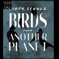 Na grafice widzimy biały napis: Piotr Scholz Birds from Another Planet. Między literami umieszczono czarne kruki. Całość znajduje się na szaroniebieskim tle.