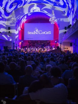 Zdjęcie auli uam i napis "speaking concert".