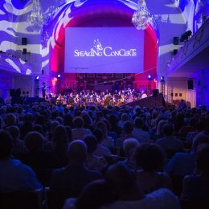 Zdjęcie auli uam i napis "speaking concert".