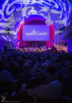 Zdjęcie auli uam i napis "speaking concert".