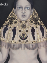 Kobieta z rozłożonymi rękoma.