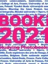Na białej grafice, pośrodku duże różowe litery umieszczone w trzech liniach i układające się w napis "BOOKi 2021 Studying Photobooks". Pod nimi mniejsze niebieskie napisy w różnych językach - nazwy uczelni i państw, w których uczą się i z których pochodzą studenci i studentki, autorzy i autorki prac pokazywanych na wystawie.