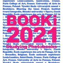 Na białej grafice, pośrodku duże różowe litery umieszczone w trzech liniach i układające się w napis "BOOKi 2021 Studying Photobooks". Pod nimi mniejsze niebieskie napisy w różnych językach - nazwy uczelni i państw, w których uczą się i z których pochodzą studenci i studentki, autorzy i autorki prac pokazywanych na wystawie.