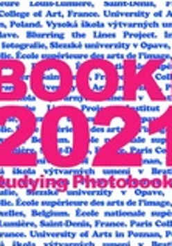 Na białej grafice, pośrodku duże różowe litery umieszczone w trzech liniach i układające się w napis "BOOKi 2021 Studying Photobooks". Pod nimi mniejsze niebieskie napisy w różnych językach - nazwy uczelni i państw, w których uczą się i z których pochodzą studenci i studentki, autorzy i autorki prac pokazywanych na wystawie.