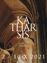 Fioletowy baner z nazwą wydarzenia.