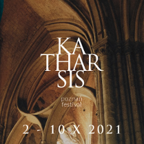 Fioletowy baner z nazwą wydarzenia.