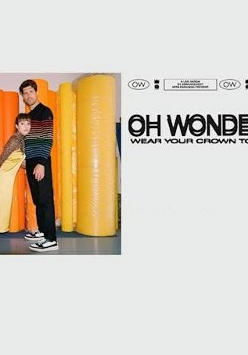 Na szarym tle zdjęcie dwójki artystów tworzących zespół.