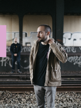 Baner ze zdjęciem artysty.