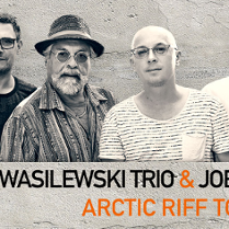 Zdjęcie członków zespołu i nazwa wydarzenia.