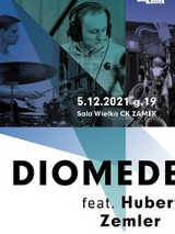 Na niebiesko-zielonym tle trzy czarno-białe zdjęcia muzyków. Od lewej: saksofonisty, pianisty i perkusisty ułożone na zasadzie kolażu. W lewym górnym rogu słońce i dwie mewy.