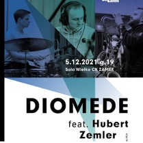 Na niebiesko-zielonym tle trzy czarno-białe zdjęcia muzyków. Od lewej: saksofonisty, pianisty i perkusisty ułożone na zasadzie kolażu. W lewym górnym rogu słońce i dwie mewy.