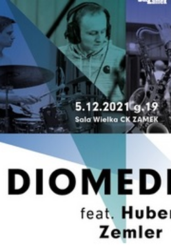 Na niebiesko-zielonym tle trzy czarno-białe zdjęcia muzyków. Od lewej: saksofonisty, pianisty i perkusisty ułożone na zasadzie kolażu. W lewym górnym rogu słońce i dwie mewy.