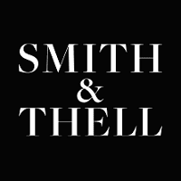 Na czarnym tle biały napis "Smith & Thell".