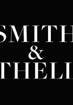Na czarnym tle biały napis "Smith & Thell".