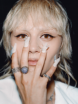 Baner ze zdjęciem piosenkarki.