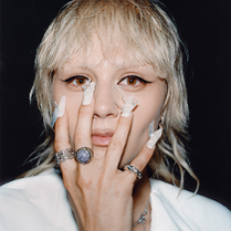 Baner ze zdjęciem piosenkarki.