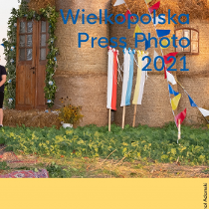 Zdjęcie trójki ludzi przy balotach słomy na polu.