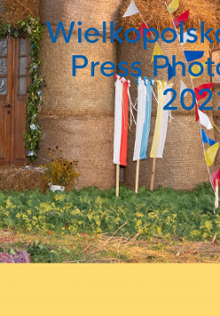 Zdjęcie trójki ludzi przy balotach słomy na polu.