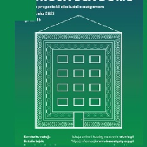 Na gradientowym, niebiesko-zielonym tle prosta, geometryczna, biała ilustracja domu, w którego elewację wpisany jest kształt przypominający dywan. Nad grafiką duży biały napis "AUKCJA DLA DOMU. Dobra przyszłość dla ludzi z autyzmem, 4 grudnia 2021, godz. 16".