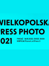 Na niebieskim tle napisy o finisażu.