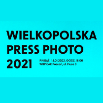 Na niebieskim tle napisy o finisażu.