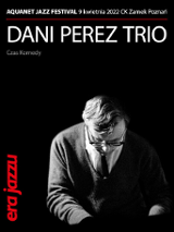 Zdjęcie artysty i nazwa wydarzenia.