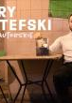 Zdjęcie artysty i nazwa wydarzenia.