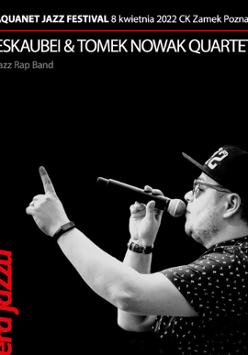 Zdjęcie artysty i nazwa wydarzenia.