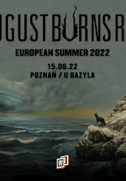 Pies stojący na skalistym wybrzeżu patrzy na wzburzone morze. W oddali chmury burzowe i piorun. Powyżej nazwa zespołu i trasy, data i miejsce wydarzenia.