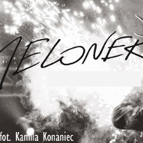 Okładka płyty. Na niej napis z nazwą, datą i miejscem wydarzenia.